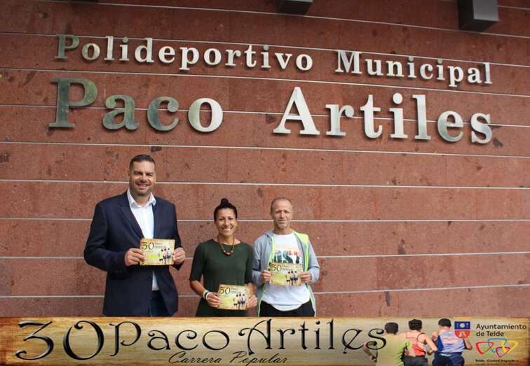 Sandra Moreno y Javier Rodríguez con el concejal Diego Ojeda, delante del polideportivo que lleva el nombre de Paco Artiles (Foto TA)